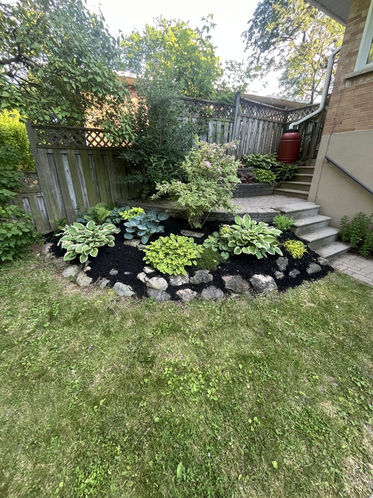 Fresh garden mulching service